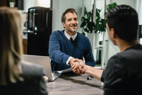 Mortgage Loan Officer shaking hands with customer | 7 Tips for Managing Client Expectations | DG Pinnacle TPO - Miami Wholesale Mortgage Funding Lender