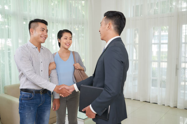 Mortgage Loan Officer closing a deal with a couple | 7 Tips for Managing Client Expectations | DG Pinnacle TPO - Miami Wholesale Mortgage Funding Lender